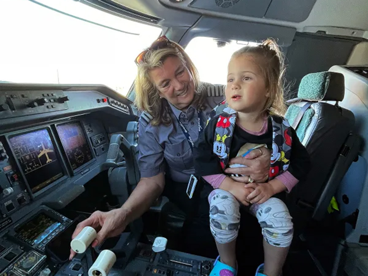 自閉症の子と家族向けの飛行機搭乗。旅行時の不安を軽減する練習