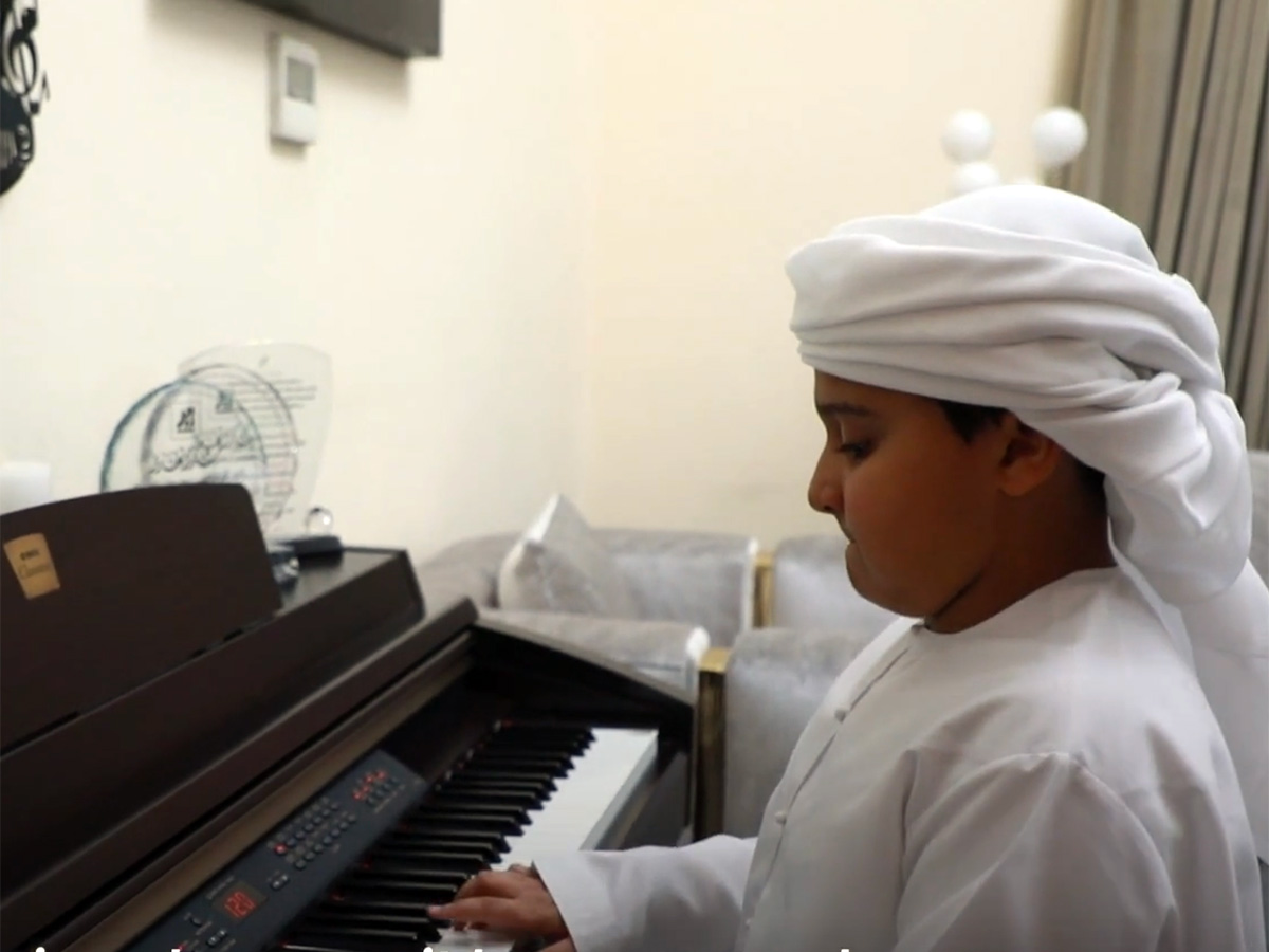 話すことができなかった自閉症の少年がピアノ演奏で変わった