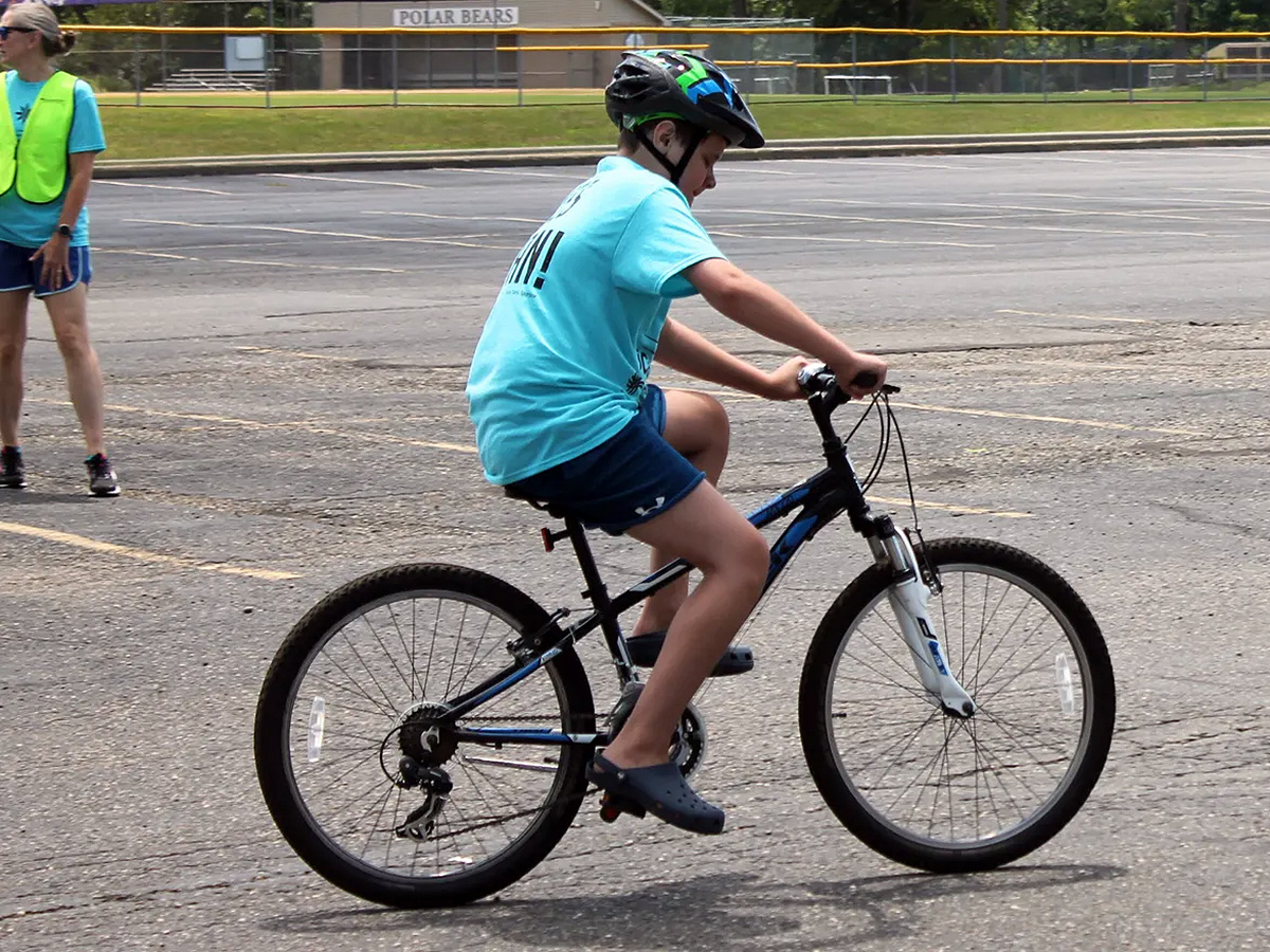 自閉症などの子たちが自転車に乗れるように。練習キャンプ